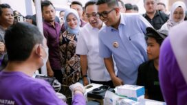 Wakil Menteri Kesehatan (Wamenkes) Benyamin Paulus Oktavianus Didampingi Gubernur Banten Andra Soni saat meninjau Cek Kesehatan Gratis di Kabupaten Tangerang. Foto: Awal Rizal
