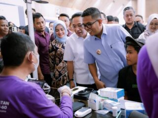 Wakil Menteri Kesehatan (Wamenkes) Benyamin Paulus Oktavianus Didampingi Gubernur Banten Andra Soni saat meninjau Cek Kesehatan Gratis di Kabupaten Tangerang. Foto: Awal Rizal