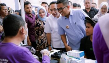Wakil Menteri Kesehatan (Wamenkes) Benyamin Paulus Oktavianus Didampingi Gubernur Banten Andra Soni saat meninjau Cek Kesehatan Gratis di Kabupaten Tangerang. Foto: Awal Rizal