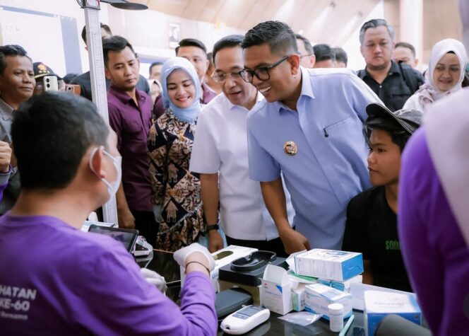 
 Wakil Menteri Kesehatan (Wamenkes) Benyamin Paulus Oktavianus Didampingi Gubernur Banten Andra Soni saat meninjau Cek Kesehatan Gratis di Kabupaten Tangerang. Foto: Awal Rizal