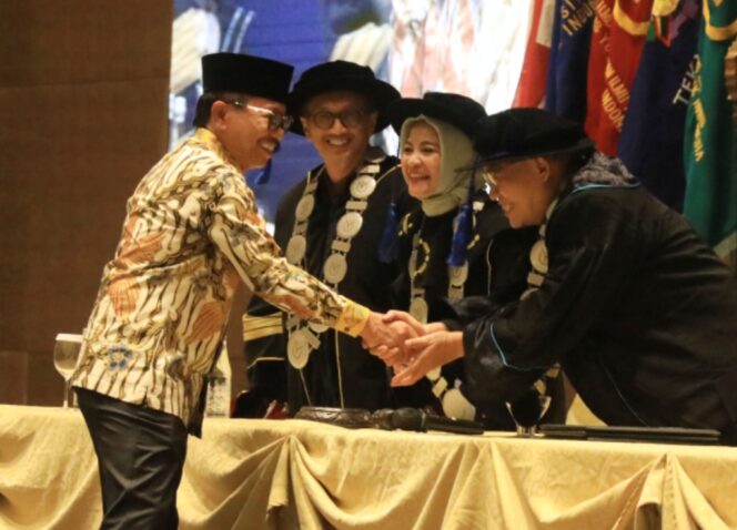 
 Beri Wejangan Wisudawan UYI, Sachrudin: Terus Belajar, Adaptif & Ciptakan Peluang