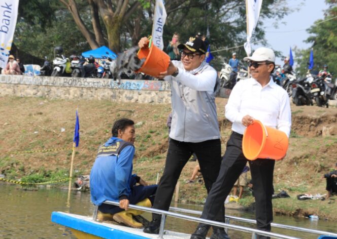 
 Wali Kota dan Wakil Wali Kota Tangerang Sachrudin - Maryono saat Tebar Ikan di Situ Gede Kota Tangerang. Foto: Ist 