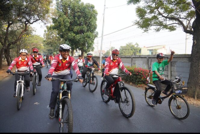 
 Wali Kota dan Wakil Wali Kota Tangerang Sachrudin-Maryono mengikuti Gowes BerSAMA dalam rangkaian Hari Ulang Tahun (HUT) ke-81 Republik Indonesia. Foto: Ist