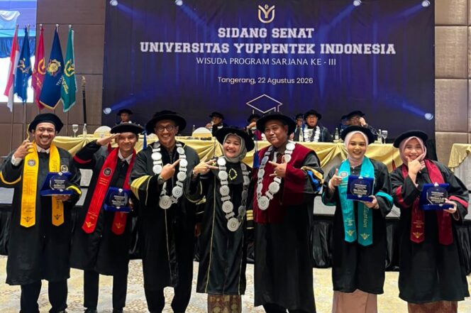 
 Rektor dan para Wakil Rektor Universitas Yuppentek Indonesia saat Wisuda Program Sarjana ke III di Hotel Novotel Kota Tangerang. Foto: Ist