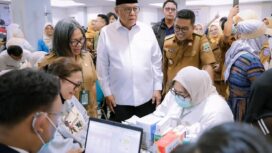 Wali Kota Tangerang Selatan Benyamin Davnie saat mendampingi Gubernur Banten Andra Soni meninjau Pelaksanaan Cek Kesehatan Gratis di Kota Tangsel. Foto: Awal Rijal 