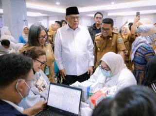Wali Kota Tangerang Selatan Benyamin Davnie saat mendampingi Gubernur Banten Andra Soni meninjau Pelaksanaan Cek Kesehatan Gratis di Kota Tangsel. Foto: Awal Rijal 