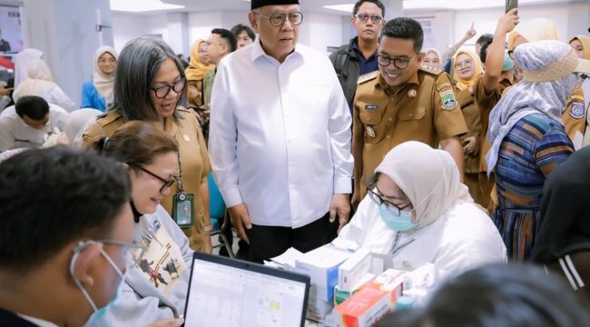 Wali Kota Tangerang Selatan Benyamin Davnie saat mendampingi Gubernur Banten Andra Soni meninjau Pelaksanaan Cek Kesehatan Gratis di Kota Tangsel. Foto: Awal Rijal 