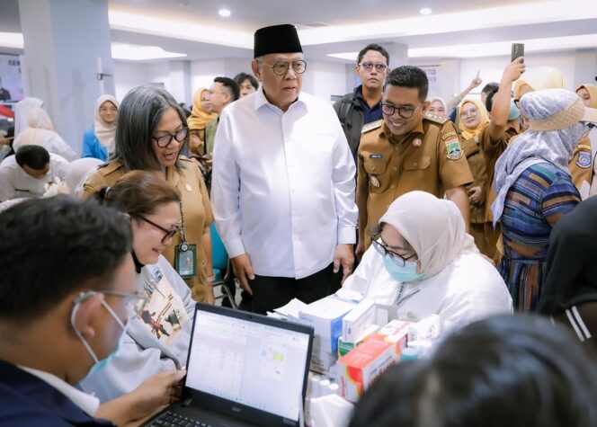 
 Wali Kota Tangerang Selatan Benyamin Davnie saat mendampingi Gubernur Banten Andra Soni meninjau Pelaksanaan Cek Kesehatan Gratis di Kota Tangsel. Foto: Awal Rijal 