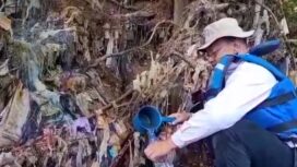 Sekretaris DLHK Provinsi Banten, Budi Darma Sumapradja saat mengambil sampel di salahsatu outlet industri. Foto: TangerangPos 