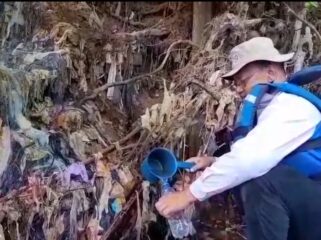 Sekretaris DLHK Provinsi Banten, Budi Darma Sumapradja saat mengambil sampel di salahsatu outlet industri. Foto: TangerangPos 
