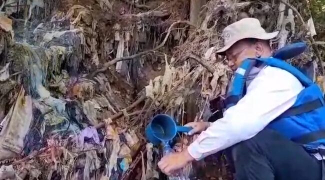 Sekretaris DLHK Provinsi Banten, Budi Darma Sumapradja saat mengambil sampel di salahsatu outlet industri. Foto: TangerangPos 