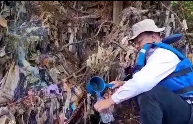 
 Sekretaris DLHK Provinsi Banten, Budi Darma Sumapradja saat mengambil sampel di salahsatu outlet industri. Foto: TangerangPos 