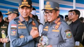 Wakil Menteri Dalam Negeri (Wamendagri) RI Ahmad Wiyagus beri Apresiasi kepada Gubernur Banten Andra Soni saat Apel Akbar Satlinmas dalam rangka Hari Ulang Tahun (HUT) ke-81 Kemerdekaan Republik Indonesia di Stadion Jakabaring, Palembang. Foto: Awal Rijal 