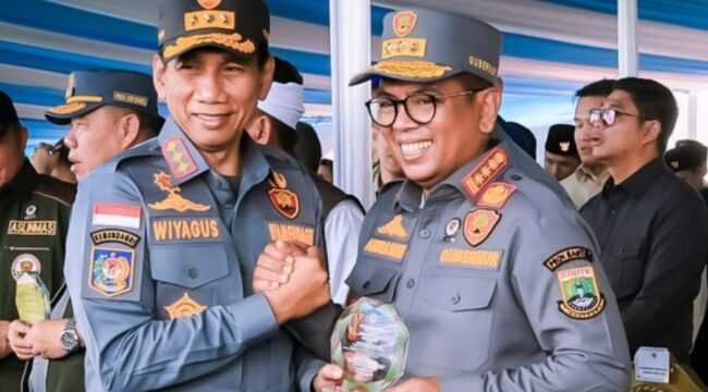 Wakil Menteri Dalam Negeri (Wamendagri) RI Ahmad Wiyagus beri Apresiasi kepada Gubernur Banten Andra Soni saat Apel Akbar Satlinmas dalam rangka Hari Ulang Tahun (HUT) ke-81 Kemerdekaan Republik Indonesia di Stadion Jakabaring, Palembang. Foto: Awal Rijal 