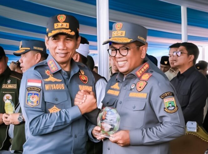 
 Wakil Menteri Dalam Negeri (Wamendagri) RI Ahmad Wiyagus beri Apresiasi kepada Gubernur Banten Andra Soni saat Apel Akbar Satlinmas dalam rangka Hari Ulang Tahun (HUT) ke-81 Kemerdekaan Republik Indonesia di Stadion Jakabaring, Palembang. Foto: Awal Rijal 