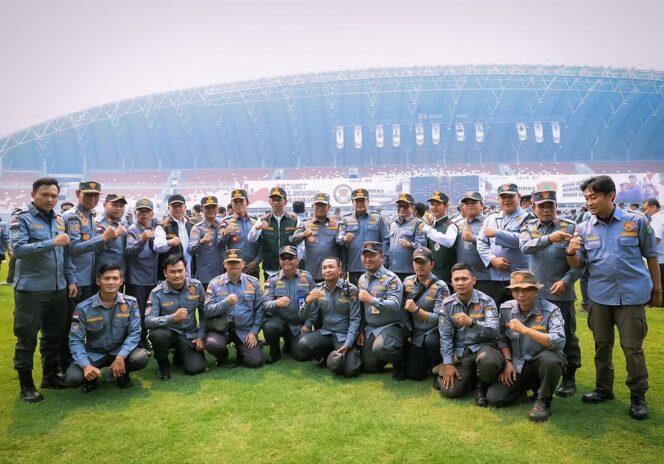 
 Bupati Tangerang Moch. Maesyal Rasyid dampingi Gubernur Banten Andra Soni saat menghadiri Apel Akbar Satuan Perlindungan Masyarakat (Satlinmas) sekaligus Pengukuhan Dewan Pimpinan Daerah (DPD) Asosiasi Satuan Linmas (Aslinmas) se-Indonesia di Jakabaring Sport Center Pelembang. Foto: Awal Rijal 