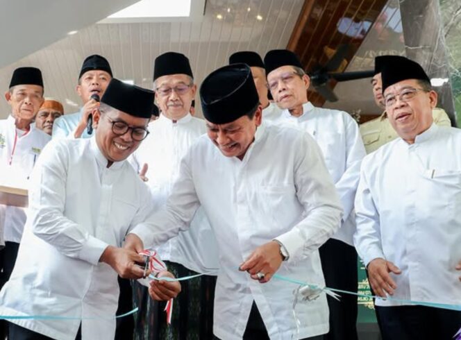 
 Gubernur Banten, Andra Soni didampingi Bupati Tangerang Moch Maesyal Rasyid menghadiri acara peringatan Maulid Nabi Besar Muhammad SAW, sekaligus meresmikan Masjid Jami Al Ichlas Kecamatan Cisauk. Foto: ist