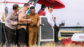 Gubernur Andra Soni  Didampingi Wali Kota Serang Budi Rustandi saat menghadiri acara panen dengan menggunakan teknologi PM-AAS di Kelurahan Kasunyatan, Kecamatan Kasemen, Kota Serang. Foto: Awal Rijal 