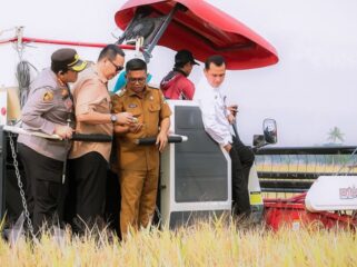 Gubernur Andra Soni  Didampingi Wali Kota Serang Budi Rustandi saat menghadiri acara panen dengan menggunakan teknologi PM-AAS di Kelurahan Kasunyatan, Kecamatan Kasemen, Kota Serang. Foto: Awal Rijal 