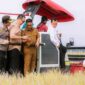 Gubernur Andra Soni  Didampingi Wali Kota Serang Budi Rustandi saat menghadiri acara panen dengan menggunakan teknologi PM-AAS di Kelurahan Kasunyatan, Kecamatan Kasemen, Kota Serang. Foto: Awal Rijal 