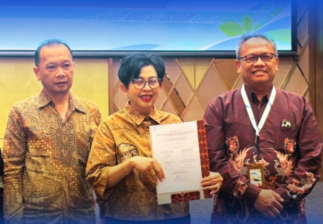 
 Sekretaris Kementerian Lingkungan Hidup/Sekretaris Utama BPLH, Rosa Vivien Ratnawati didampingi Direktur PPMA, Tulus Laksono saat Peluncuran “Portal Satu Data Bidang Lingkungan Hidup” dan layanan “Halo Pusdatin” di Jakarta. Foto: Ist 