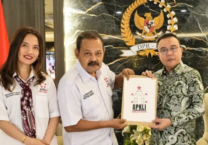 
 Wakil Ketua DPR RI Sufmi Dasco Ahmad saat menerima Audiensi Asosiasi Pedagang Kaki Lima Indonesia (APKLI). Foto: Dok.Pribadi