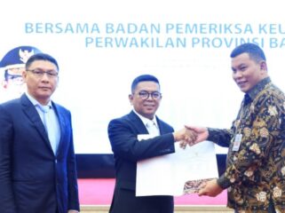 Gubernur Banten Andra Soni Didampingi Sekda Banten Deden Apriandhi Hartawan saat saat menghadiri entry meeting pemeriksaan semester II tahun 2026 oleh Badan Pemeriksa Keuangan (BPK) Perwakilan Provinsi Banten di Pendopo Gubernur, Kawasan Pusat Pemerintahan Provinsi (KP3B), Kota Serang. Foto: Ist 