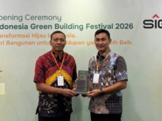 Kepala DLH Kota Tangerang Yudi Pradana usai menerima penghargaan Indonesia Green Building Festival 2026 di Jakarta. Foto: Ist