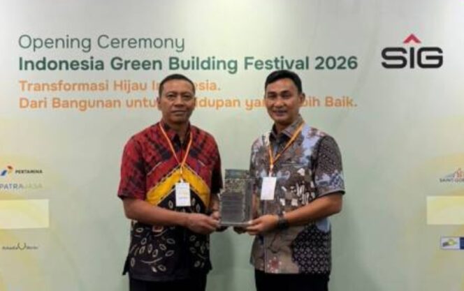 
 Kepala DLH Kota Tangerang Yudi Pradana usai menerima penghargaan Indonesia Green Building Festival 2026 di Jakarta. Foto: Ist