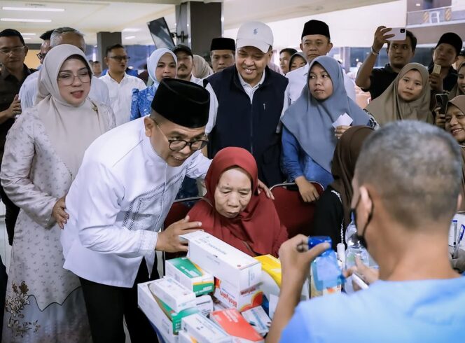 
 Gubernur Banten Andra Soni saat meninjau pelaksanaan Program CKG di Serang, Foto: Awal Rijal