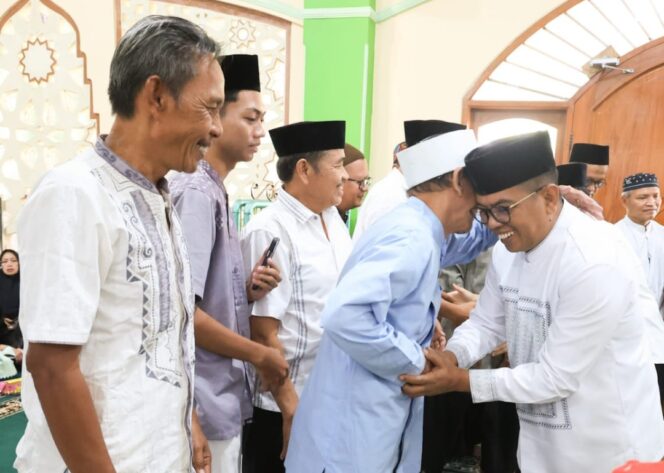 
 Gubernur Banten Andra Soni saat menghadiri peringatan Maulid Nabi Muhammad SAW 1448 Hijriah di Masjid Baiturrahman, Pondok Lakah Permai, Kecamatan Ciledug, Kota Tangerang. Foto: Ist