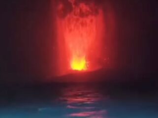 Penampakan erupsi Gunung Anak Krakatau. Foto: Ist