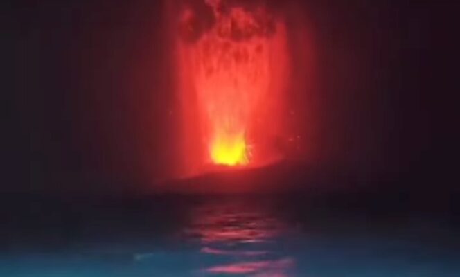 
 Penampakan erupsi Gunung Anak Krakatau. Foto: Ist