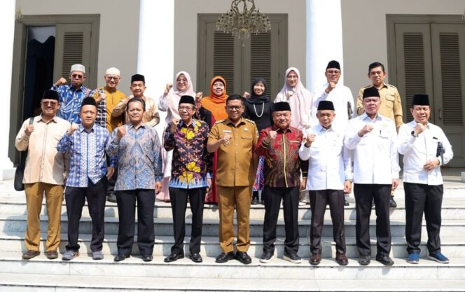 
 Gubernur Banten Andra soni saat menerima kunjungan pengurus Lembaga Pengembangan Tilawatil Qur’an (LPTQ) Provinsi Banten dan rombongan Dewan Hakim di Gedung Negara Provinsi Banten, Kota Serang. Foto: Ist