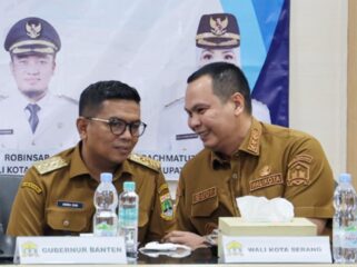 Gubernur Banten Andra Soni dan Wali Kota Serang Budi Rustandi saat menghadiri audiensi terkait perkembangan proyek PSEL bersama Badan Pengelola Investasi Daya Anagata Nusantara (Danantara) di Aula Pemerintah Kota (Pemkot) Serang. Foto: Ist