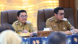 Wali Kota Tangerang, H. Sachrudin, bersama Wakil Wali Kota, H. Maryono, saat Rapat Evaluasi Kewilayahan Bulanan Pemkot Tangerang di Ruang Ahlakul Karimah, Gedung Pusat Pemerintahan Kota Tangerang. Foto: ist