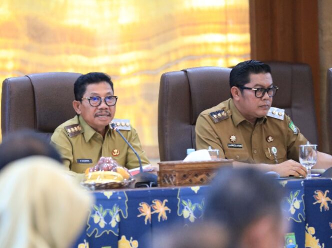 
 Wali Kota Tangerang, H. Sachrudin, bersama Wakil Wali Kota, H. Maryono, saat Rapat Evaluasi Kewilayahan Bulanan Pemkot Tangerang di Ruang Ahlakul Karimah, Gedung Pusat Pemerintahan Kota Tangerang. Foto: ist