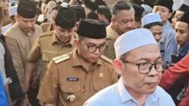Gubernur Banten Andra Soni saat bertakziah langsung ke rumah duka KH. Ahmad Fudholi di Kampung Rimpak Kulon, Desa Sindang Sono, Kecamatan Sindang Jaya, Kabupaten Tangerang. Foto: Ist