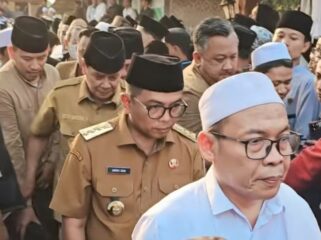 Gubernur Banten Andra Soni saat bertakziah langsung ke rumah duka KH. Ahmad Fudholi di Kampung Rimpak Kulon, Desa Sindang Sono, Kecamatan Sindang Jaya, Kabupaten Tangerang. Foto: Ist
