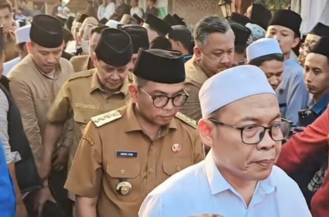 
 Gubernur Banten Andra Soni saat bertakziah langsung ke rumah duka KH. Ahmad Fudholi di Kampung Rimpak Kulon, Desa Sindang Sono, Kecamatan Sindang Jaya, Kabupaten Tangerang. Foto: Ist