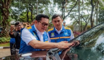 Wakil Wali Kota Tangerang, H. Maryono Didampingi Kadis LH Kota Tangerang Yudi Pradana saat meninjau langsung pelaksanaan uji emisi di kawasan Pusat Pemerintahan Kota Tangerang. Foto: Ist