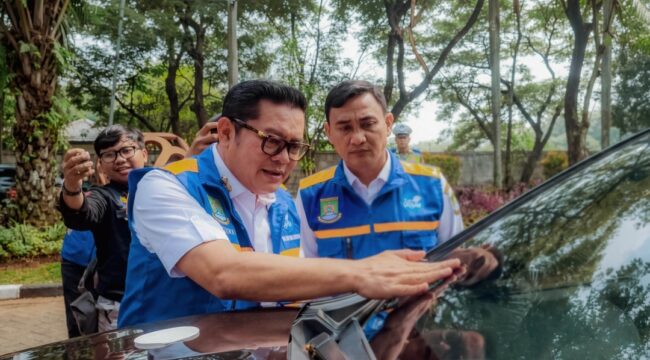 Wakil Wali Kota Tangerang, H. Maryono Didampingi Kadis LH Kota Tangerang Yudi Pradana saat meninjau langsung pelaksanaan uji emisi di kawasan Pusat Pemerintahan Kota Tangerang. Foto: Ist