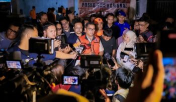 Gubernur Banten Andra Soni saat memberikan keterangan kepada awak media di posko terpadu Carita, Kabupaten Pandeglang. Foto: Awal Rijal 