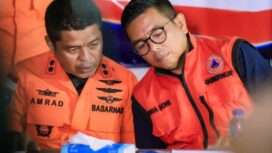 Gubernur Banten Andra Soni Bersama Kepala Kantor SAR Banten, Al Amrad di Posko SAR Carita Pandeglang. Foto: Awal Rijal 