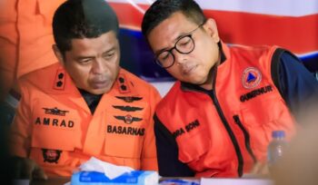Gubernur Banten Andra Soni Bersama Kepala Kantor SAR Banten, Al Amrad di Posko SAR Carita Pandeglang. Foto: Awal Rijal 