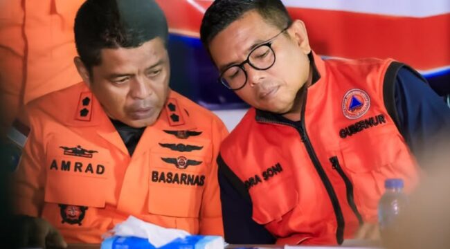 Gubernur Banten Andra Soni Bersama Kepala Kantor SAR Banten, Al Amrad di Posko SAR Carita Pandeglang. Foto: Awal Rijal 