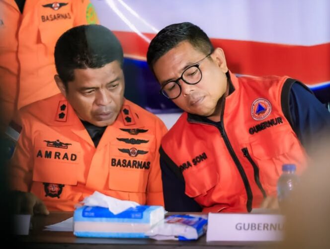 
 Gubernur Banten Andra Soni Bersama Kepala Kantor SAR Banten, Al Amrad di Posko SAR Carita Pandeglang. Foto: Awal Rijal 