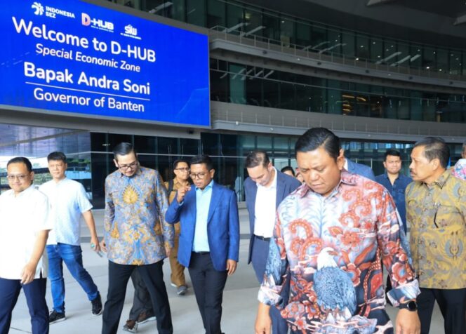 
 Gubernur Banten Andra Soni saat meninjau Kawasan Ekonomi Khusus (KEK) Edukasi, Teknologi, dan Kesehatan Internasional (ETKI) Banten di kawasan BSD, Kecamatan Cisauk, Kabupaten Tangerang. Foto: Ist