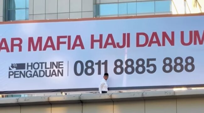 Wakil Menteri Haji dan Umrah (Wamenhaj), Dahnil Anzar Simanjuntak Berada di Billboard Raksasa Hotline Pengaduan Mafia Haji dan Umroh. Foto: Ist