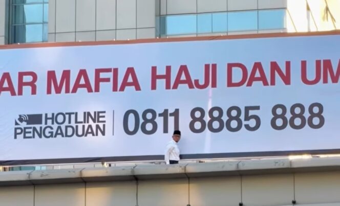 
 Wakil Menteri Haji dan Umrah (Wamenhaj), Dahnil Anzar Simanjuntak Berada di Billboard Raksasa Hotline Pengaduan Mafia Haji dan Umroh. Foto: Ist